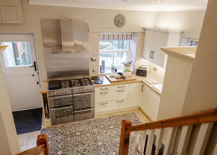 Mae * Richmond (North Yorkshire)