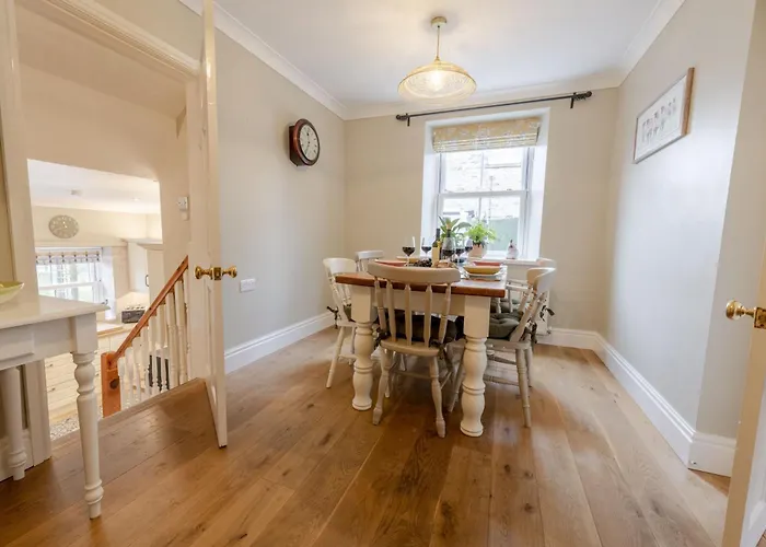 Mae * Richmond (North Yorkshire)