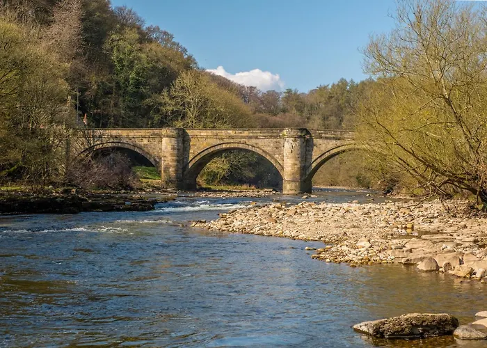 Mae * Richmond (North Yorkshire)